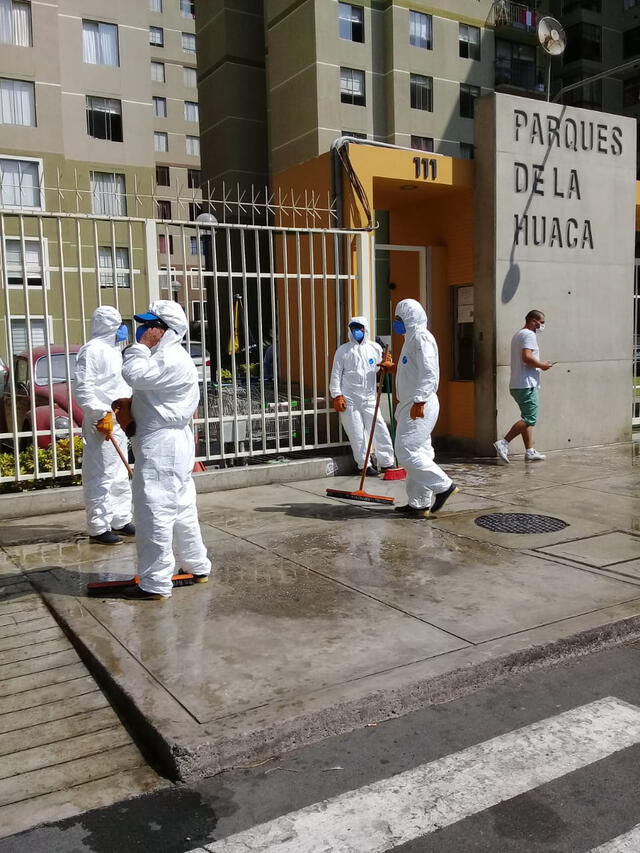 Personal de la Municipalidad de San Miguel haciendo limpieza en condominio de Leonard León.