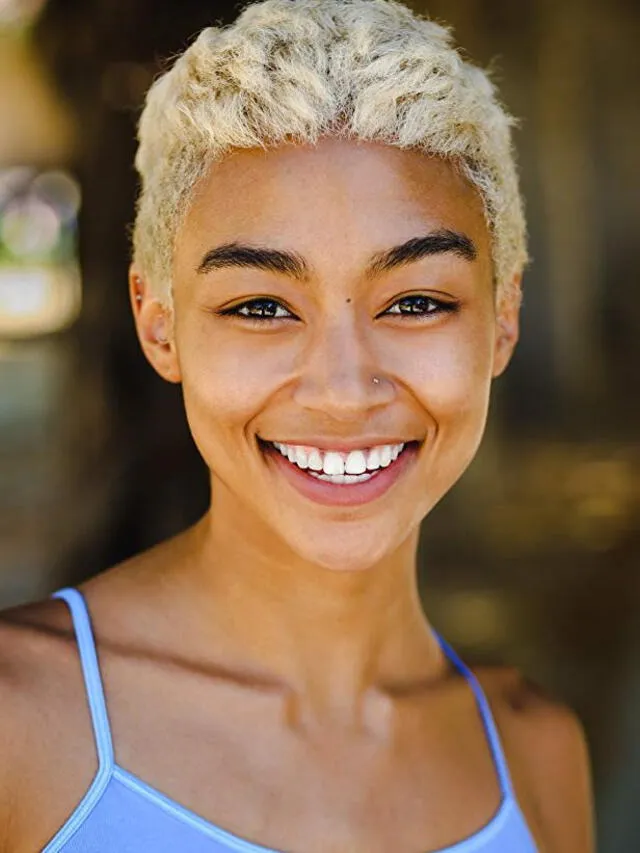 Tati Gabrielle interpretando a Monique en la película Just Jenna.