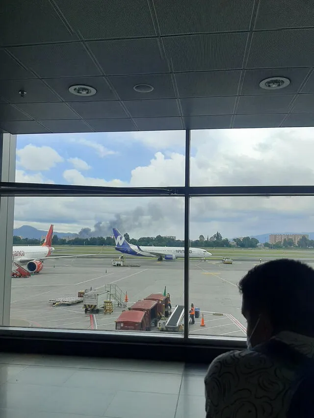 El humo del incendio se puede ver desde el Aeropuerto Internacional El Dorado. Foto: @abelrry_/Twitter