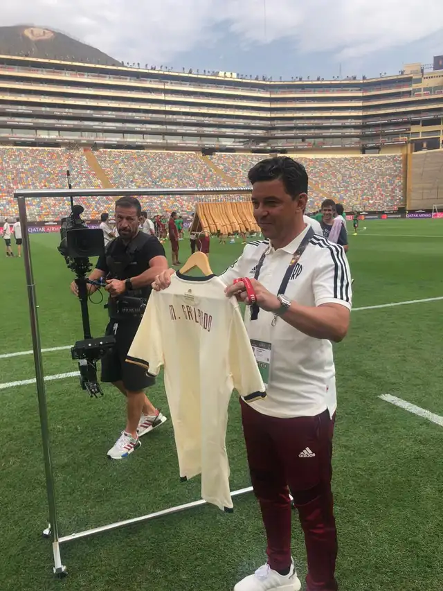 El DT de River se animó a posar con la camiseta del cuadro crema.