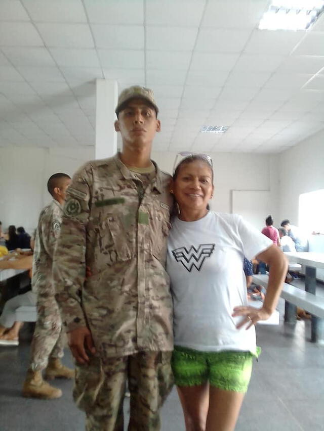 Ada junto a Bryan en el cuartel militar.