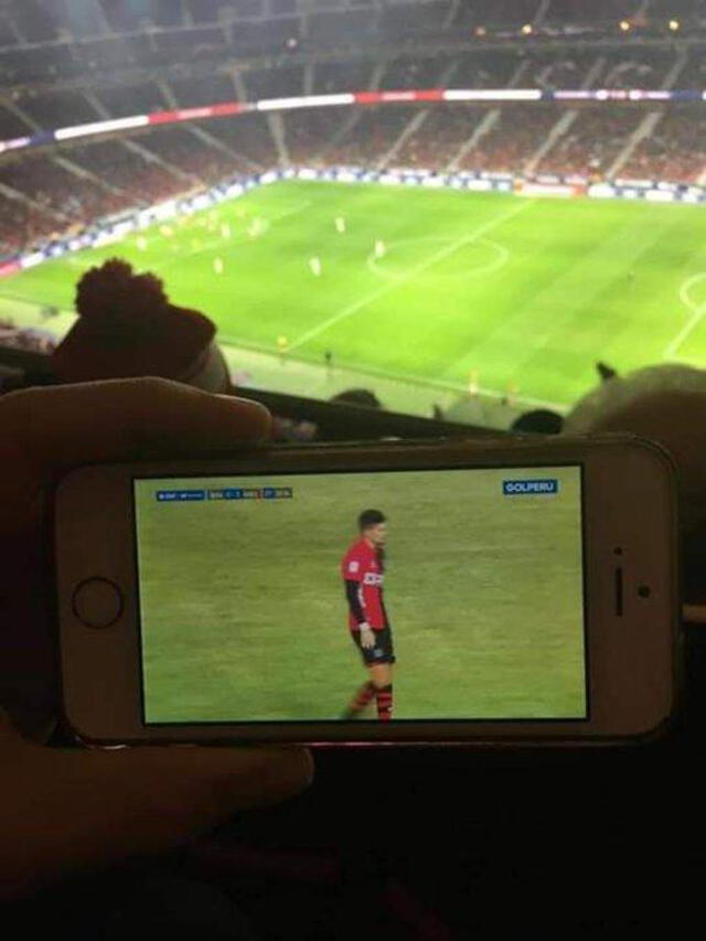 Imagen de un hincha peruano viendo fútbol local en el Wanda. Foto: Twitter