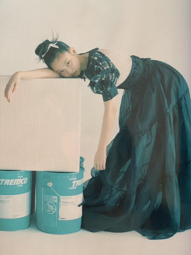 BLACKPINK: Jennie Kim luce vestido de organza de US$28,200 y cintas de satén para el cabello US$6,00. Colección Chanel 2020 S/S Ready-to-Wear. Vogue Korea, abril, 2020.