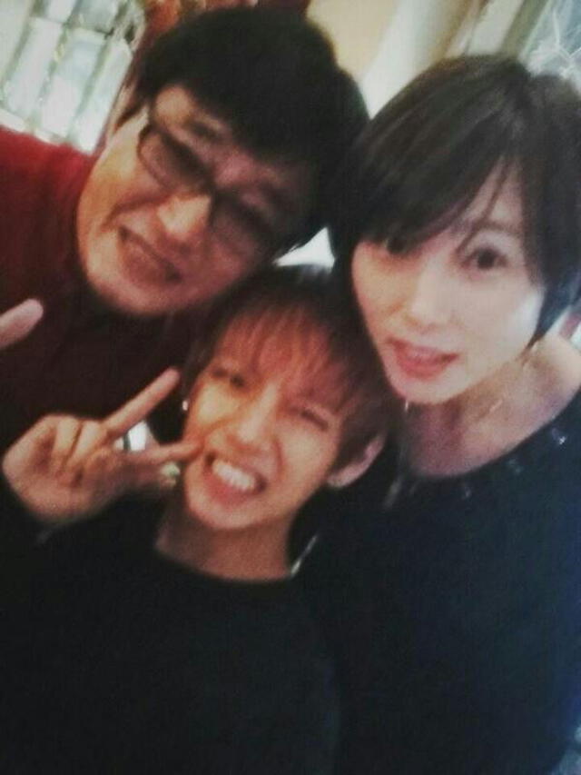 Taehyung de BTS y sus padres. Foto: Twitter