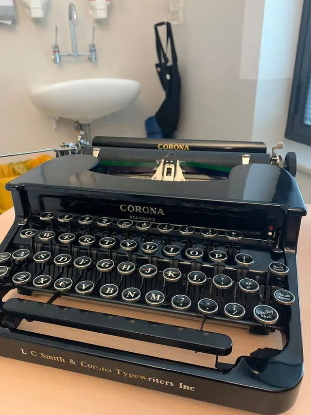 Máquina de escribir de Tom Hanks. Foto: redes sociales del artista