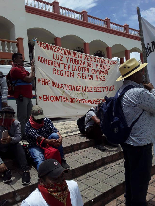 Manifestantes en el parque central del pueblo Las Margaritas portando una banderola en contra de la injusticia social y económica. (Foto: Luz y Fuerza Del Pueblo de Chiapas)