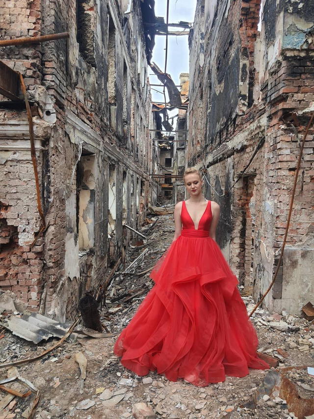 Jóvenes ucranianos presentan baile de graduación en medio de los escombros de su escuela