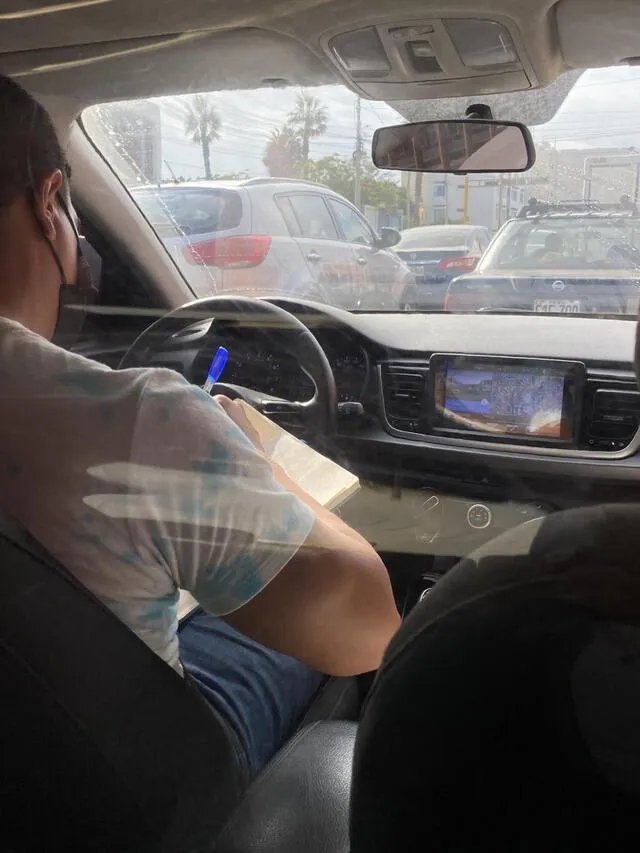 Conductor de taxi escucha sus clases virtuales durante sus paradas