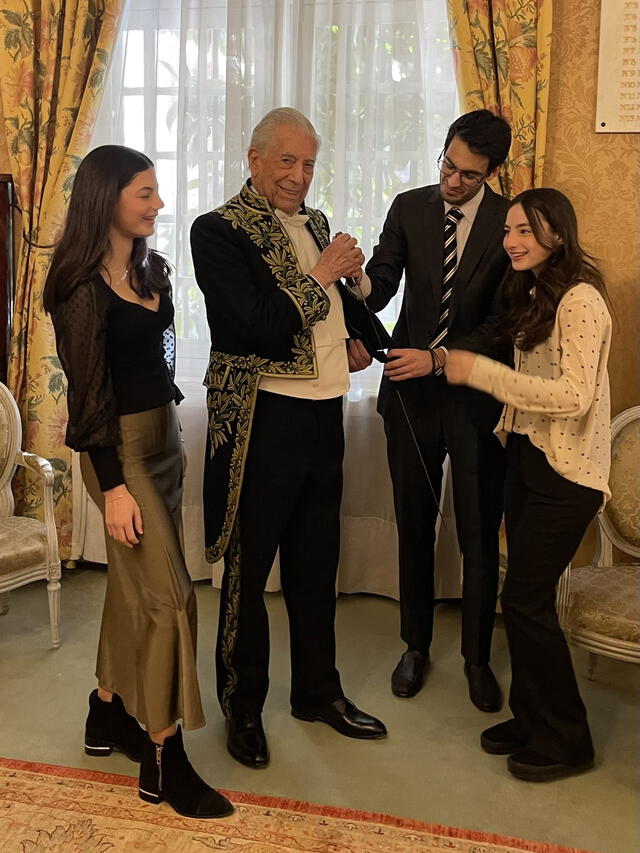  El premio Nobel rodeado de sus nietos Leandro, Isabella y Anaís. Foto: Twitter / Morgana Vargas Llosa   