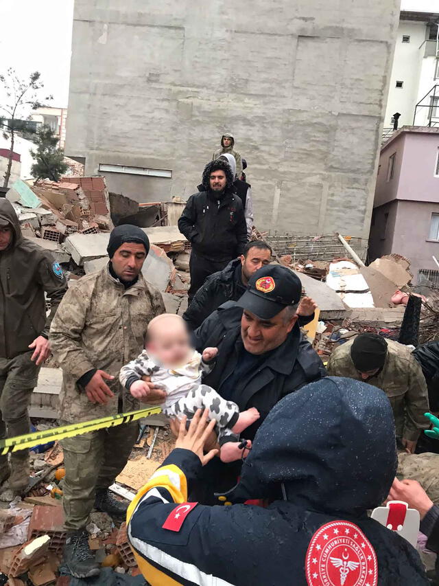  Bebé es rescatado con vida de los escombros en Turquía. Foto: @historiente/Twitter    