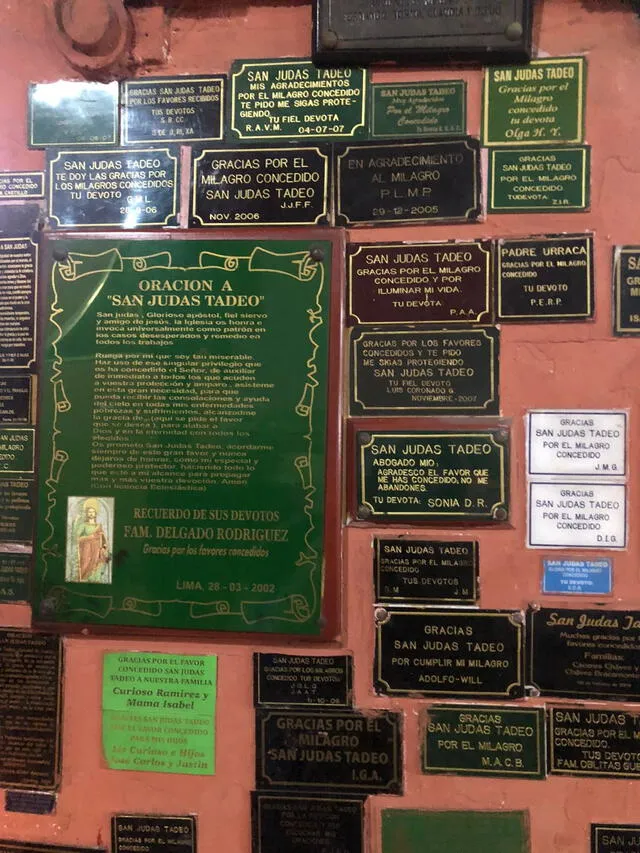  Placas de agradecimientos y oraciones en la Iglesia Nuestra Señora del Rosario. Foto: La República<br><br>    