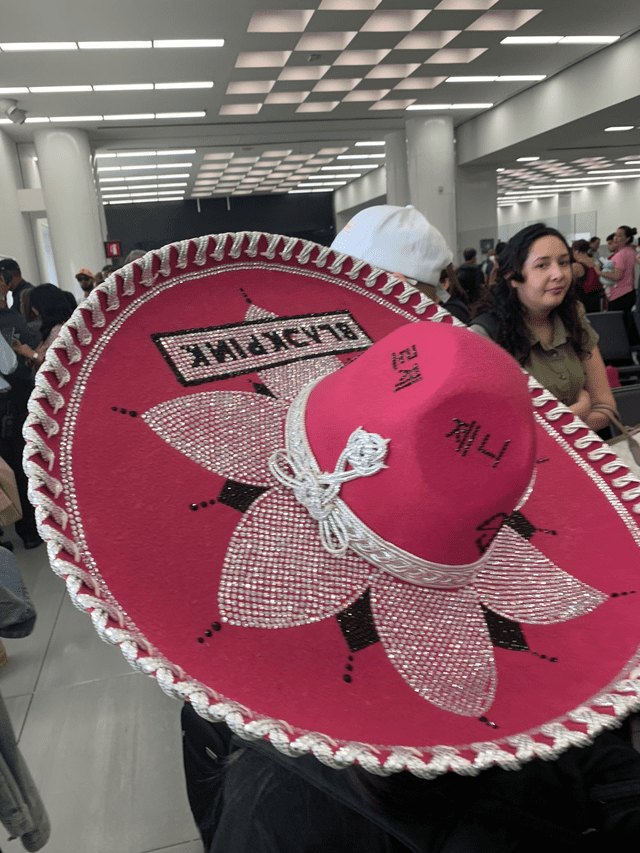  Sombrero de mariachi fue personalizado para Jisoo de BLACKPINK. Foto: Twitter   