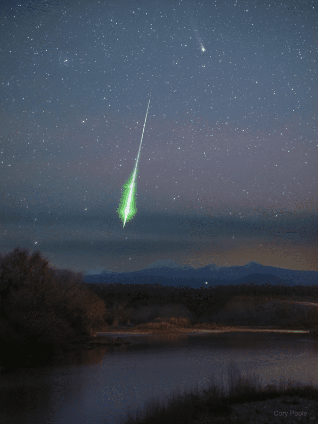 Fotografía de la precipitación de un bólido en el cielo. En la parte superior derecha, se observa un cometa. Foto: NASA   