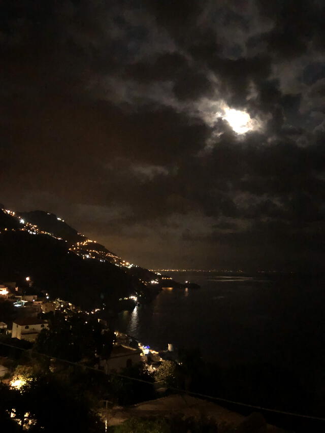  Imagen tomada desde celular, en la costa de Amalfi. Foto: Molly Wasser / NASA - Photography Guide 