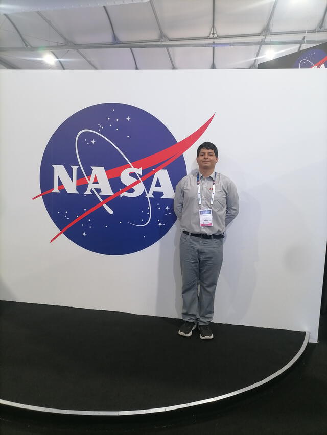 El estudiante de la UNI en las diversas instalaciones de la IAC 2023, precisamente la de la NASA. Foto: cortesía de Juan Palacios   