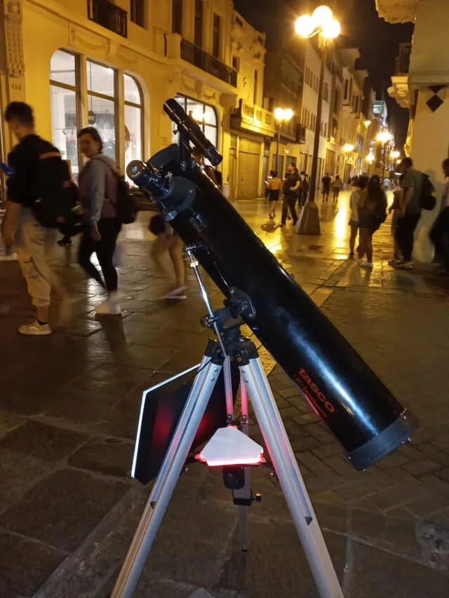 Leonidas le ha agregado lentes especiales a su telescopio para aumentar la calidad de visión. Foto: Leonidas Moreno   