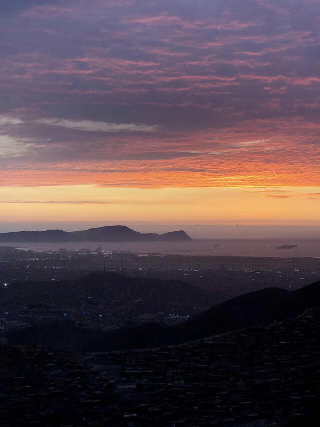 Vista del ocaso del sol desde las lomas El Mirador. Foto: Lomas El Mirador/Facebook    