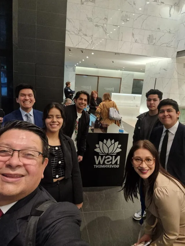 La joven junto al Embajador de Perú en Australia y sus compañeros. Foto: cortesía de Nicole Caballero   