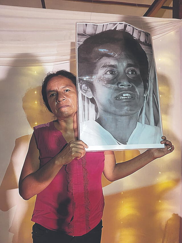  firme. Julia Pérez con la foto de su esposo, Edwin Chota, uno de los cuatro líderes de Saweto asesinados. Foto: Rosa Quincho   