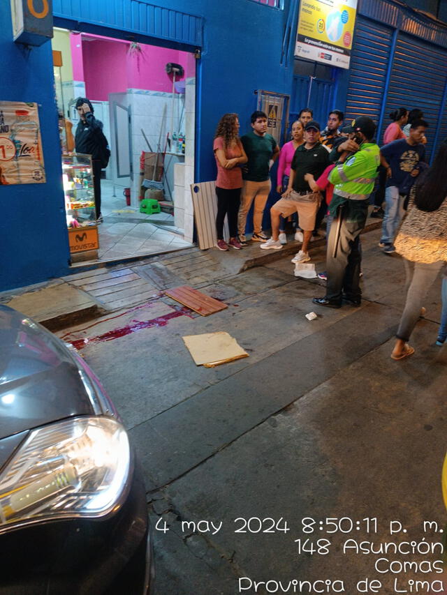  Comerciantes y consumidores quedaron consternados tras observar el crimen. Foto: Miguel Calderón.    