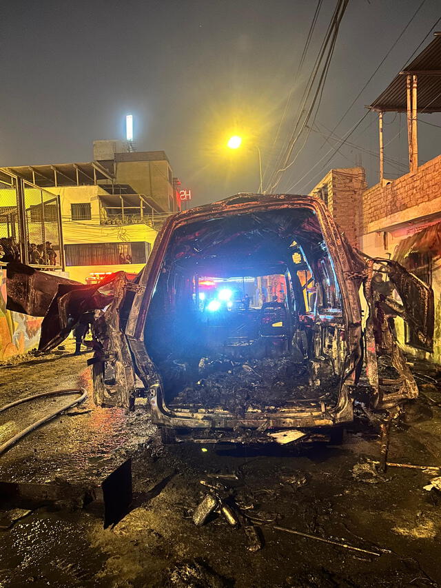VMT: ambulancia se incendia tras explosión de balón de oxígeno