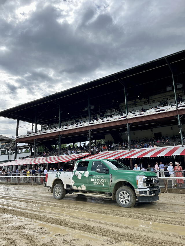 El público ya se congregó en el hipódromo de Saratoga para el comienzo de la carrera. Foto: Belmont Stakes 