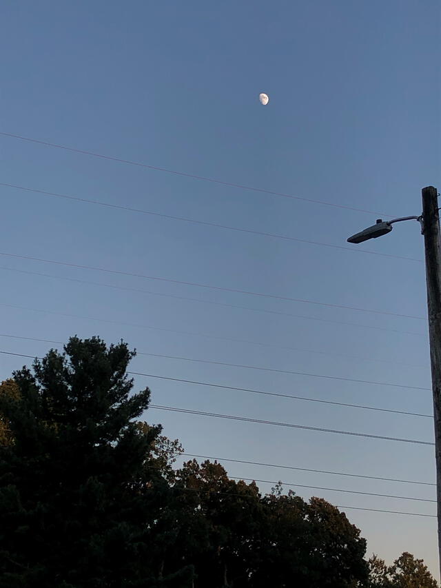 El brillo del atardecer ayuda a evitar que la Luna se vea como una mancha borrosa, según la NASA. Foto: Tracy Vogel / NASA   