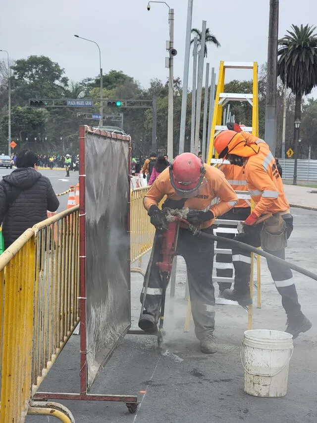  La empresa concesionaria ha armado un cerco perimétrico en un tramo de la av. Paseo Colón, entre las av. Grau y Wilson. Foto: Fiorella Alvarado/La República   