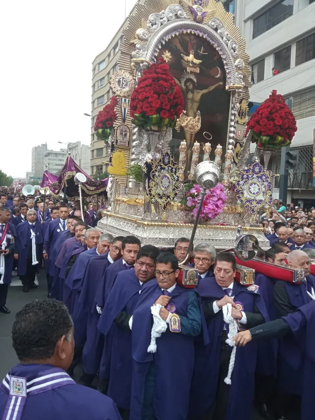 Luis Enrique se consagra como fiel devoto al Señor de los Milagros. Foto: Bella Alvites/La República   