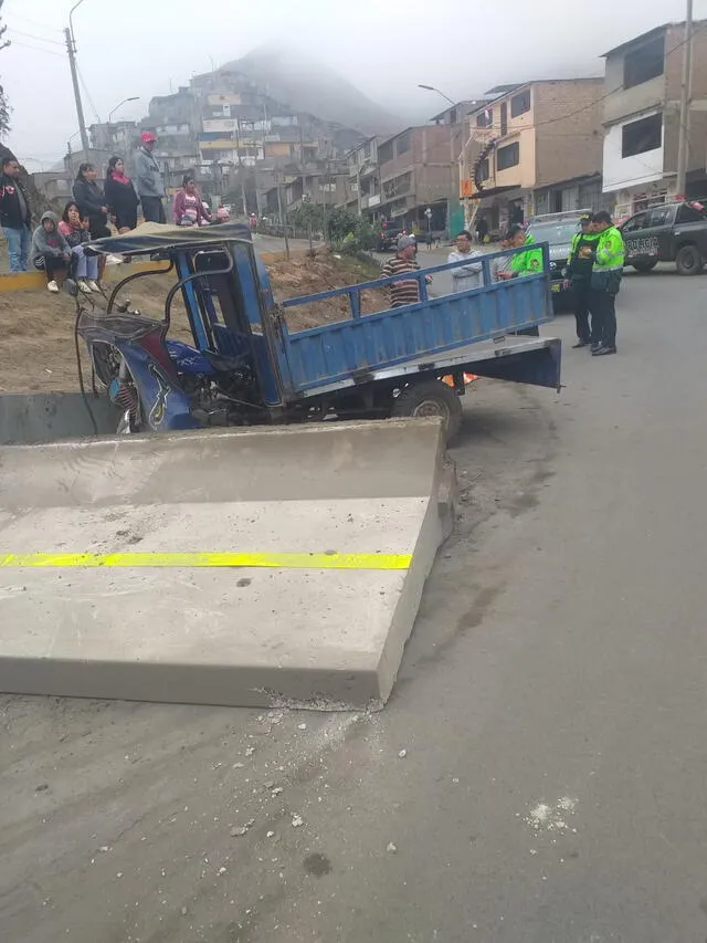 Así terminó el vehículo después de chocar contra el muro que están en el lugar. Foto: Municipalidad de Comas   