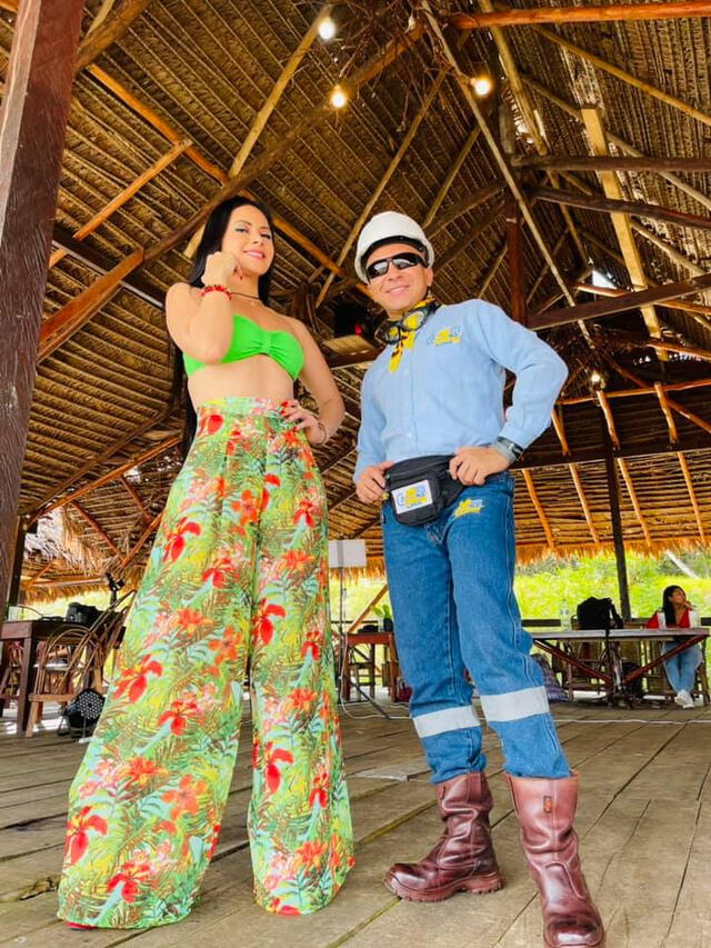  El 'ingeniero Bailarín' junto a Linda Cava, vocalista de Explosión Iquitos. Foto: Facebook Ingeniero Bailarín.   