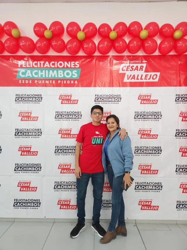  César Soto junto a su madre, quien lo apoyó durante su trayectoria académica hasta ingresar a la UNI. Foto: Cortesía Academia César Vallejo.   