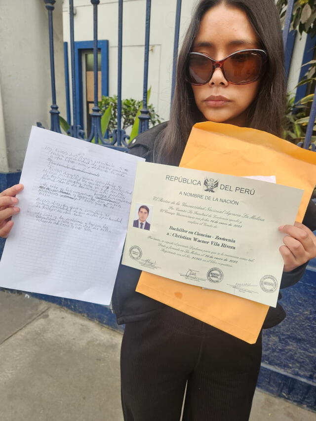  Familiar de Christian muestra su bachiller y una de las cartas que habría escrito. Foto: LR/Nicole Valera  