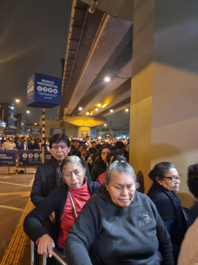 Fila preferencial de la estación Gamarra. Foto: Nicole Valera/La República    