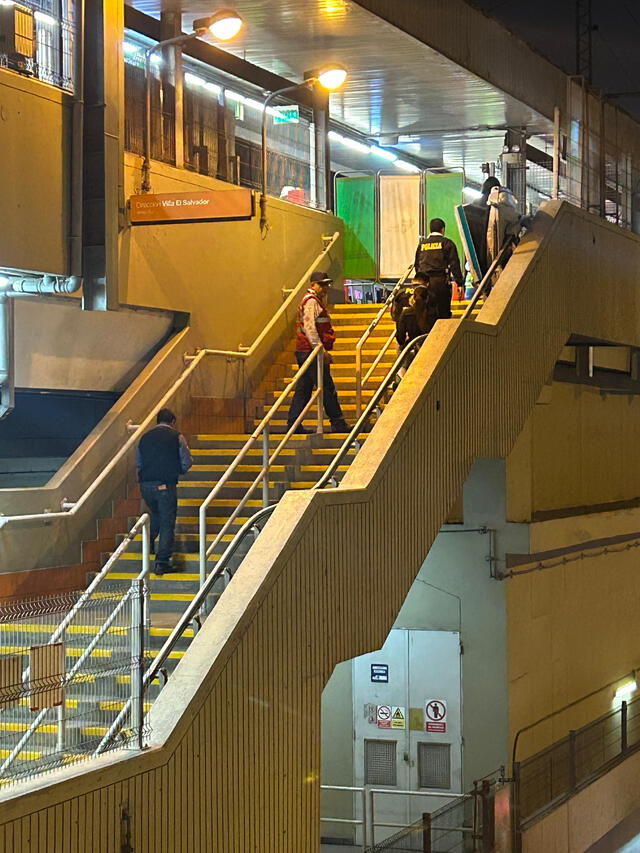 Agentes policiales ingresan a la estación Atocongo. Foto: Dayana Huerta/ La República    