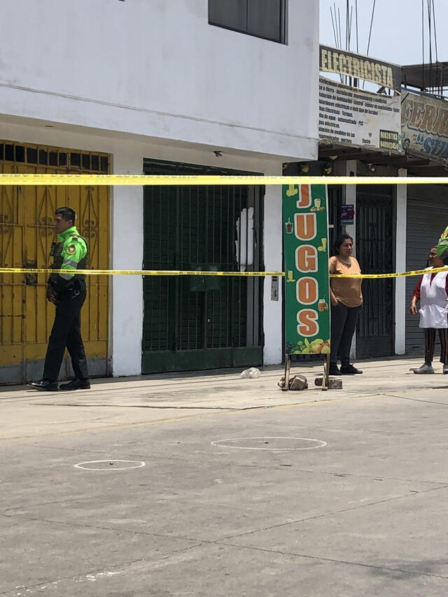 Según testigos, el mototaxista se encontraba esperando pasajeros. Foto: Dayama Loayza/X   