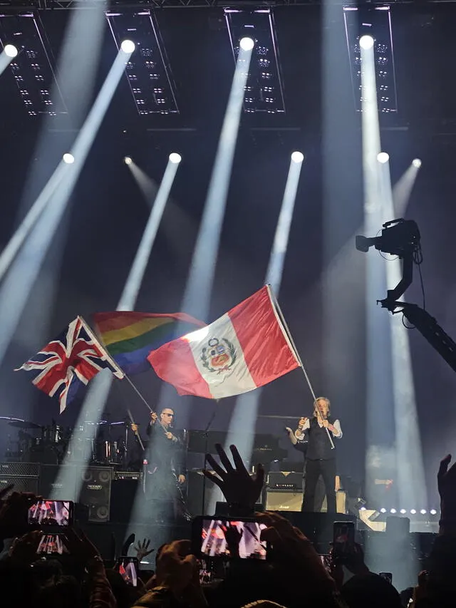  Paul McCartney finalizó su show ondeando la bandera de Perú. Foto: X    