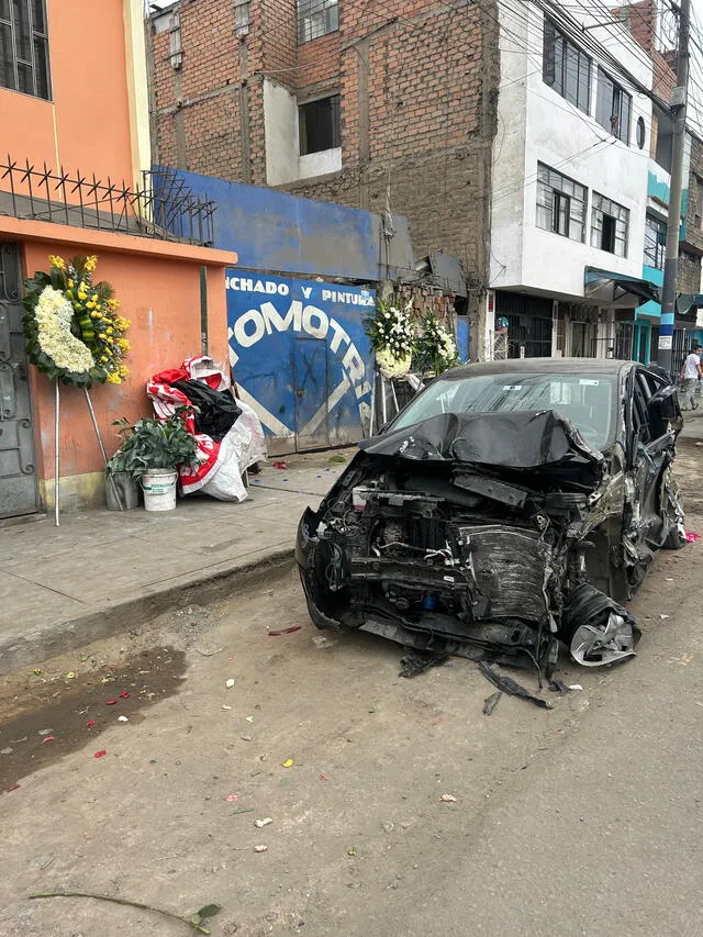 Auto terminó en mal estado luego de accidente. Foto: Dayana Huerta - La República   