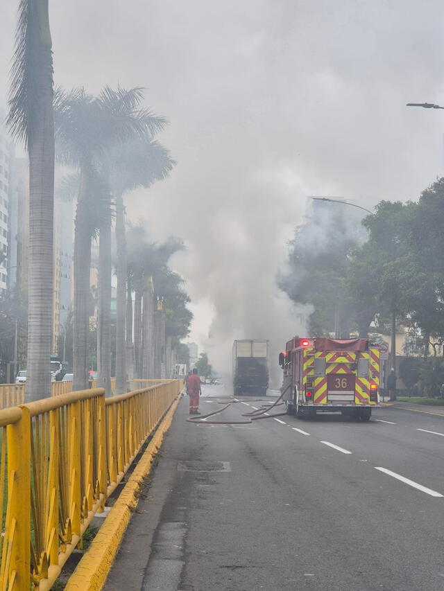  Bomberos lograron controlar siniestro de vehículo. Foto: difusión   