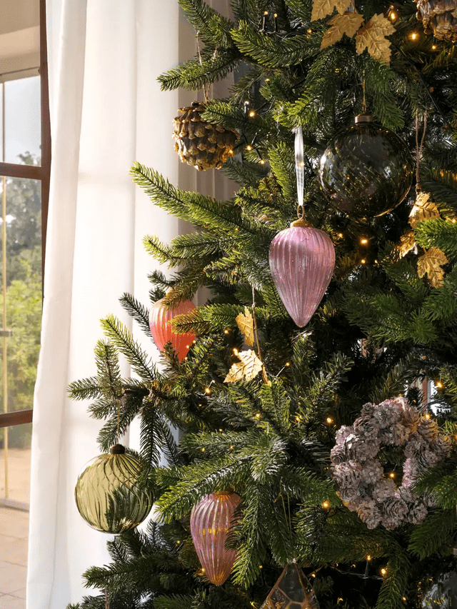 Árbol con adornos de cristal tintado. Foto: difusión   