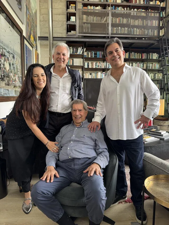 Mario Vargas Llosa y sus 3 hijos. Foto: Facebook   