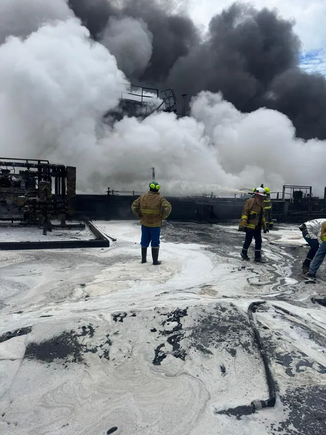 Los bomberos controlando las llamas. Foto: Cupsfire   