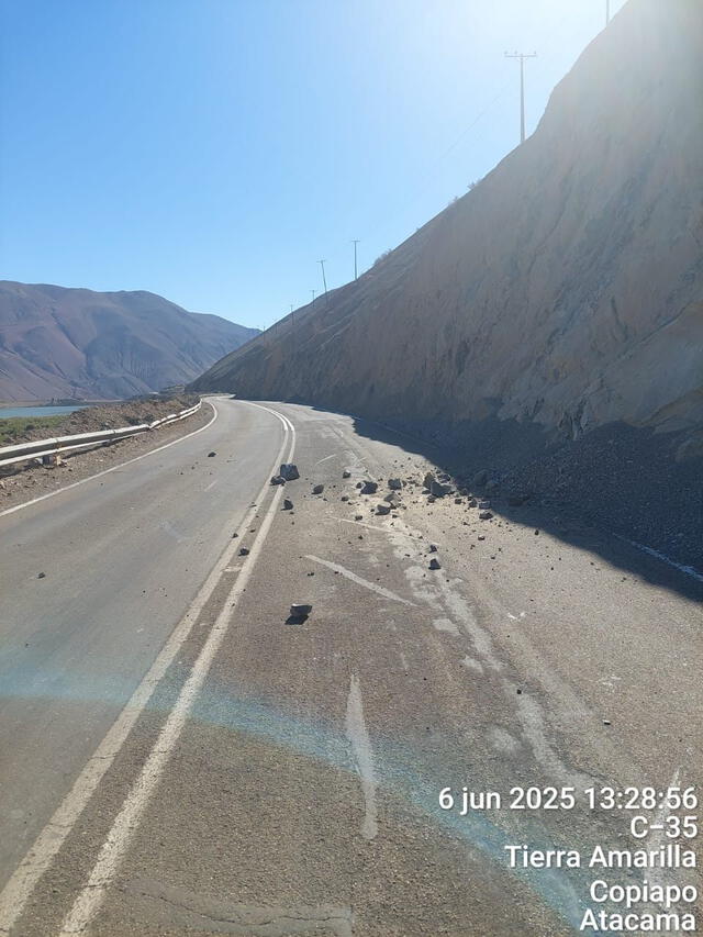 Un fuerte deslizamiento de piedras afectó una carretera de Copiapó. Foto: Cristian/X Un fuerte deslizamiento de piedras afectó una carretera de Copiapó. Foto: Cristian/X