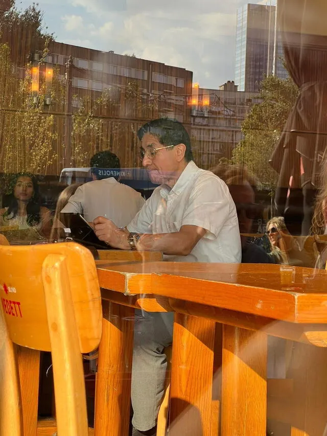  César Hinostroza dentro de una cafetería en Bélgica | Foto: Nicolás Lama    