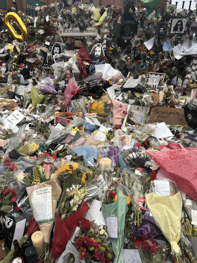  Los fanáticos han dejado tributos en un monumento improvisado en el puente de Black Sabbath, en Birmingham. 