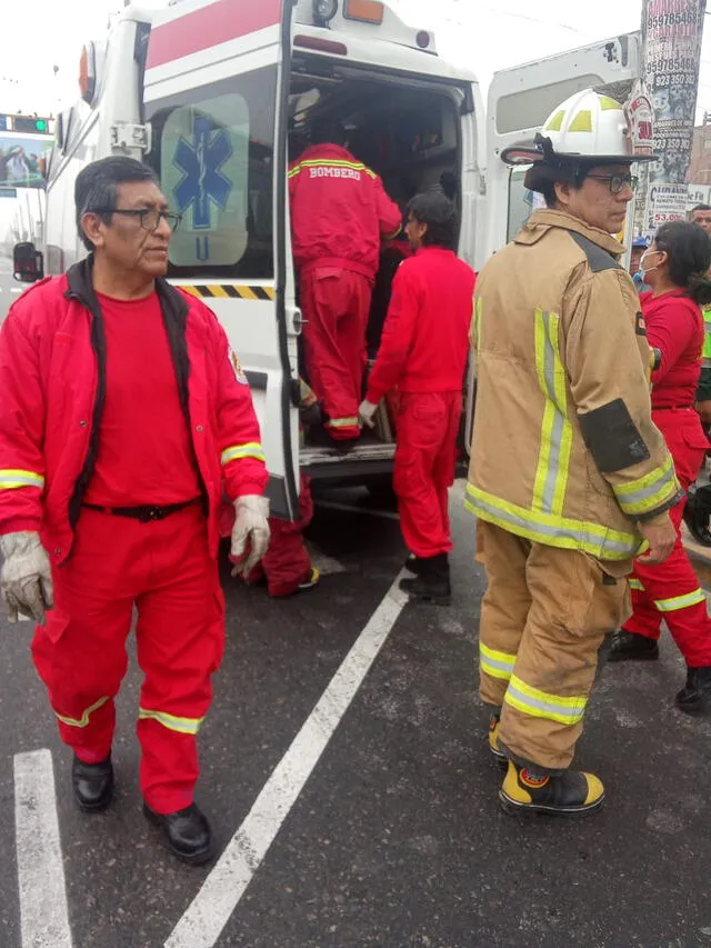 Bomberos atienden emergencia en Comas. Bomberos atienden emergencia en Comas.