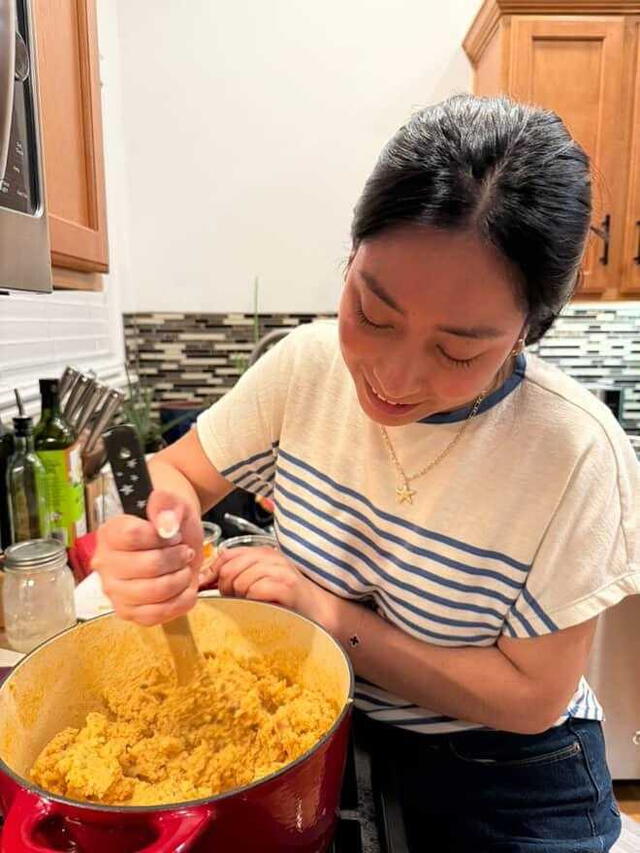  Heisil preparando un plato para sus redes sociales. Foto: Heisil.   