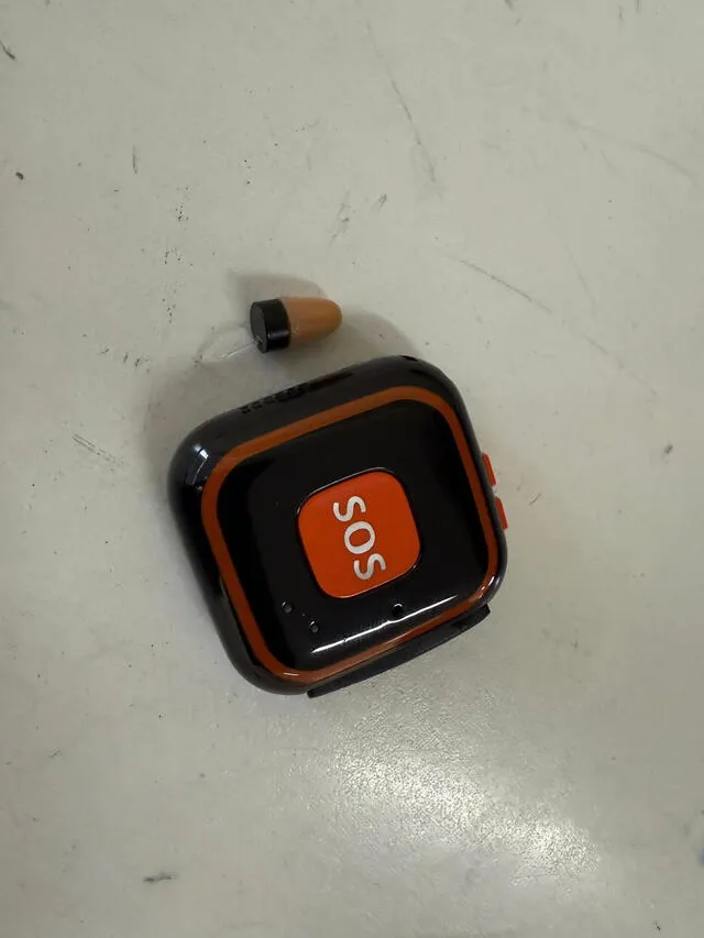 Dispositivo electrónico "SOS" y audífono. Foto: UNC Dispositivo electrónico "SOS" y audífono. Foto: UNC