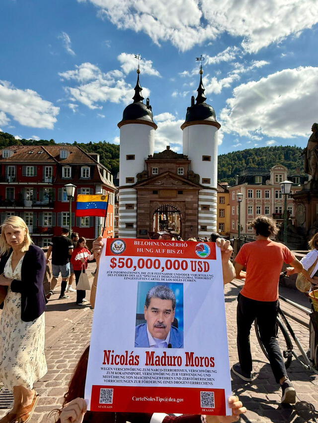 El cartel con la recompensa puesta por EE. UU. se exhibió en distintos países. Foto: X/@PedroDeMendonca El cartel con la recompensa puesta por EE. UU. se exhibió en distintos países. Foto: X/@PedroDeMendonca