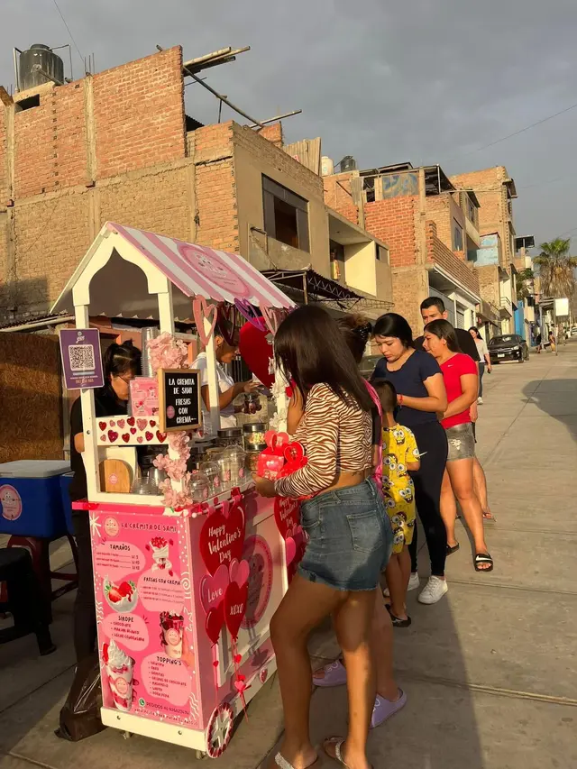 El puesto de fresas con crema de Collique. El puesto de fresas con crema de Collique.